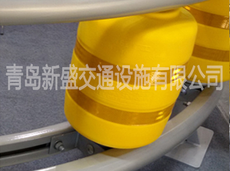 高速公路滾筒護欄 滾筒式防碰撞護欄 EVA發(fā)泡旋轉(zhuǎn)桶