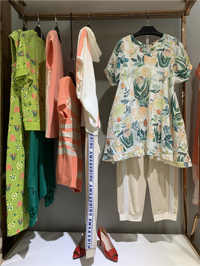 供應胖而美品牌折扣店品牌折扣女裝批發(fā)廣州廠家現(xiàn)貨批發(fā)