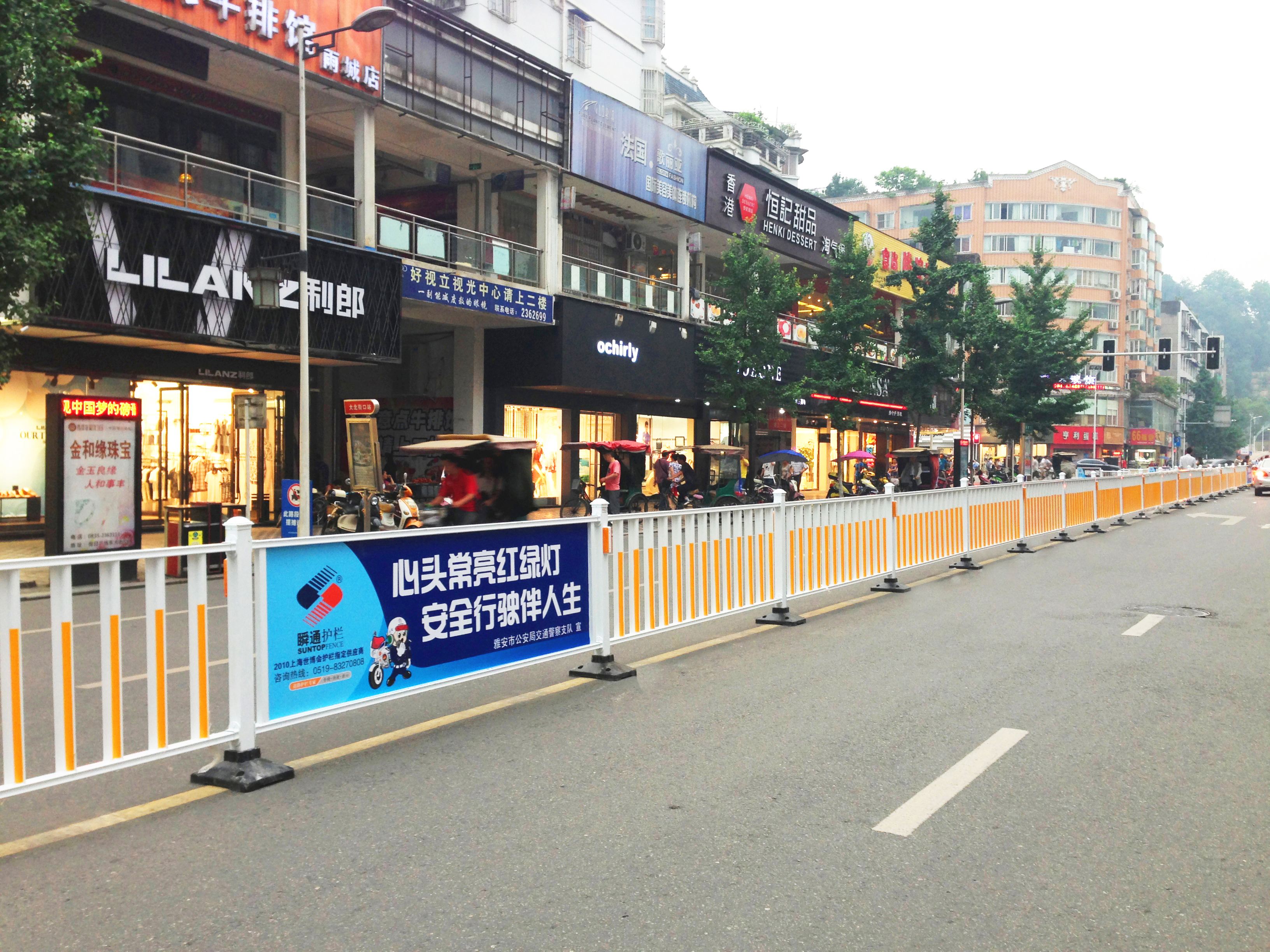道路隔離護(hù)欄 市政護(hù)欄公路隔離護(hù)欄道路護(hù)欄 馬路中央隔離 帶交通護(hù)欄