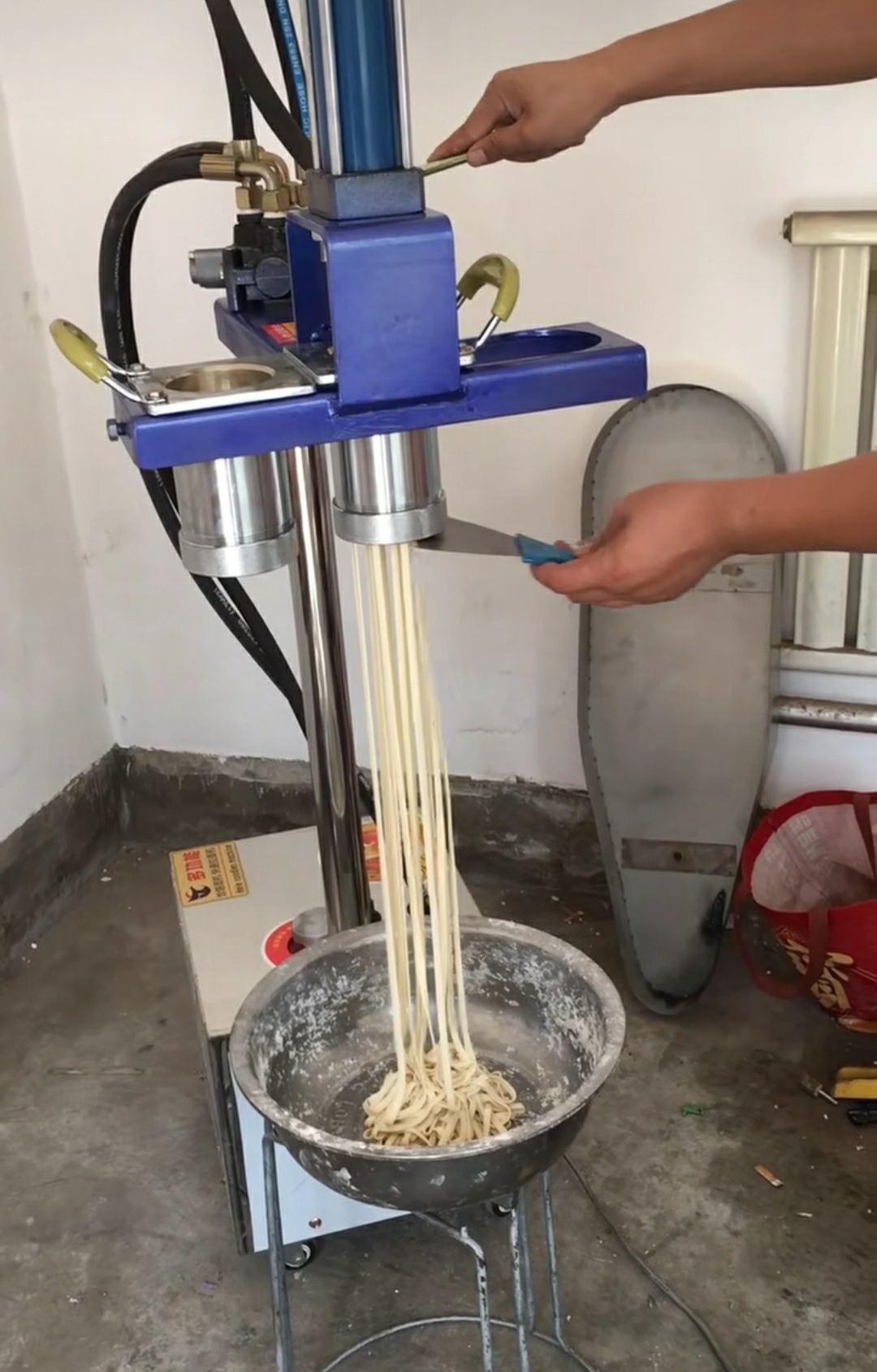 山西忻州誠(chéng)泰廠家直銷液壓饸烙面機(jī)