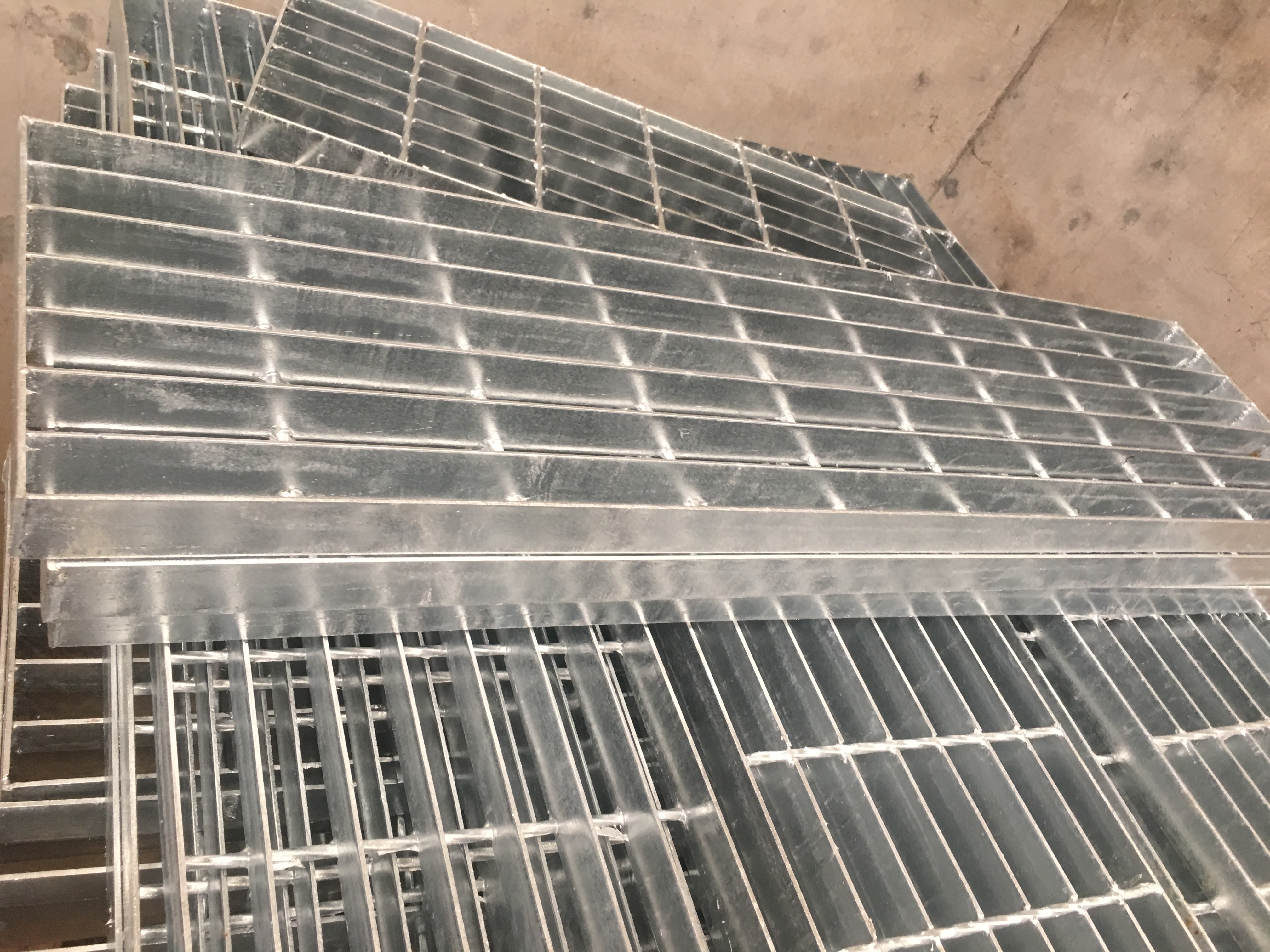 鍍鋅平臺(tái)鋼格柵 北京市鍍鋅平臺(tái)鋼格柵 北京市鍍鋅平臺(tái)鋼格柵廠家