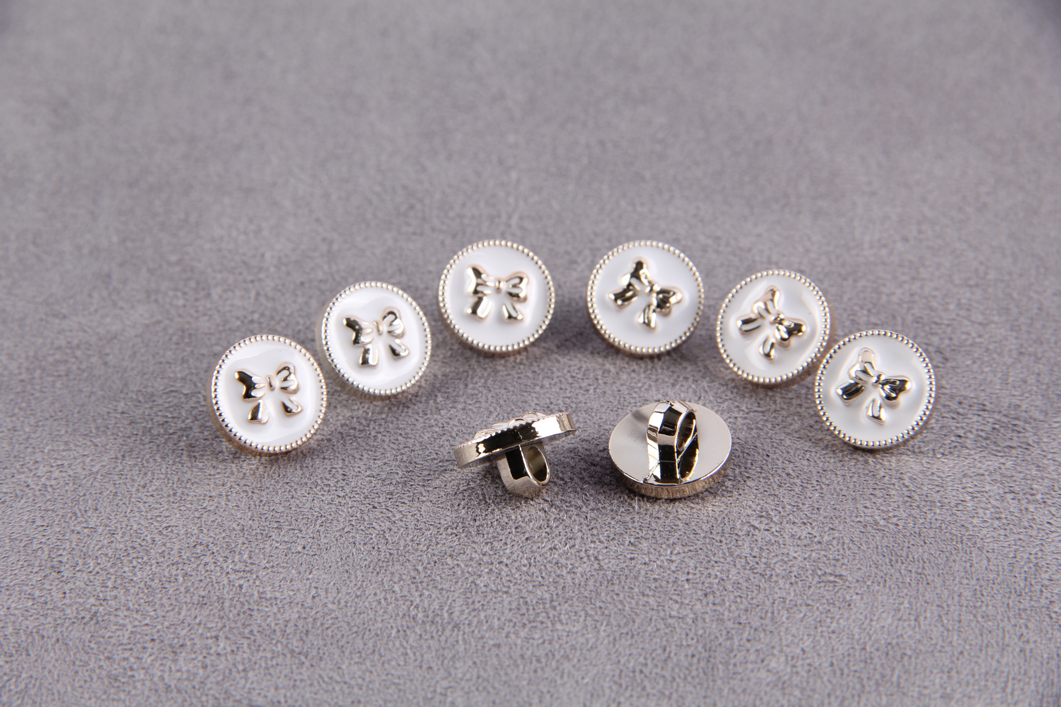 新款經(jīng)典英倫風(fēng)手縫鈕扣腳鈕 ABS塑料金色有腳紐扣花紋圖案扣子 塑料扣