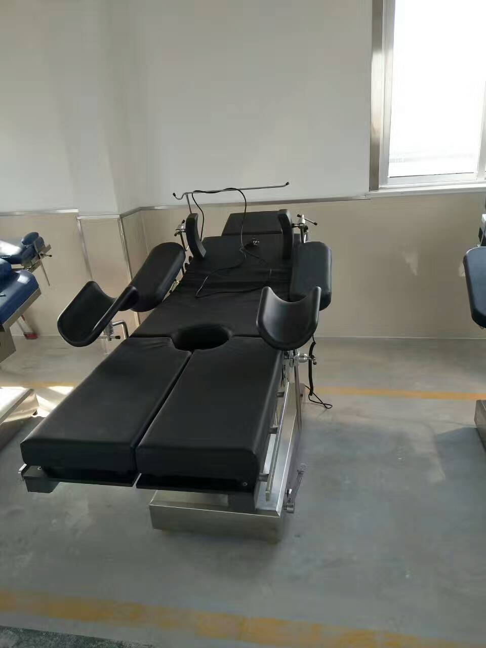 電動手術(shù)臺 骨科手術(shù)床 C型臂 婦科手術(shù)床 多功能手術(shù)床  手術(shù)床廠家