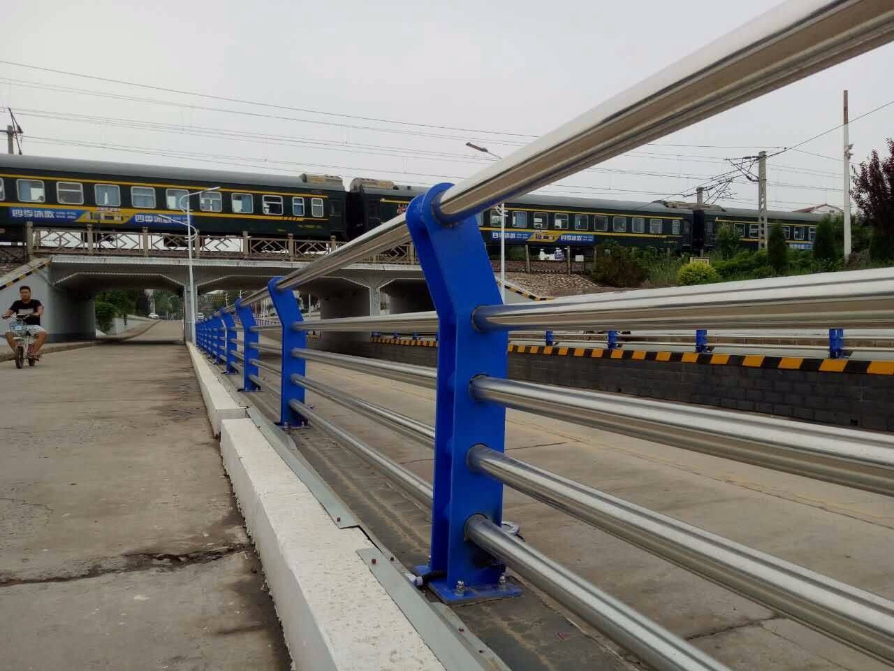 定制生產(chǎn)道路欄桿 Q345鍍鋅噴塑 耐腐蝕隔離欄桿 道路防撞欄桿