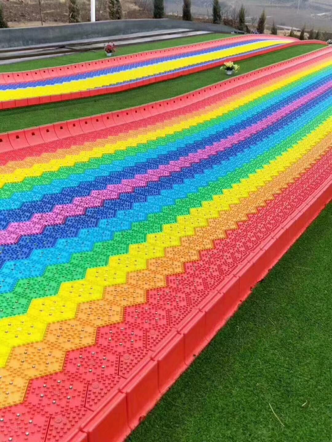 景區(qū)人氣設(shè)備旱雪滑道出租 七彩旱雪滑道租賃出售