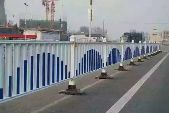 明朗現(xiàn)貨護欄廠市政護欄京式隔離 公路隔離欄 道路防護欄
