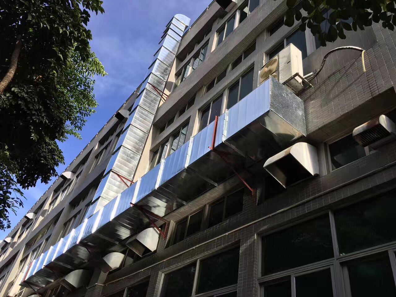 大嶺山五金車間離心風(fēng)機(jī)排煙工程安裝