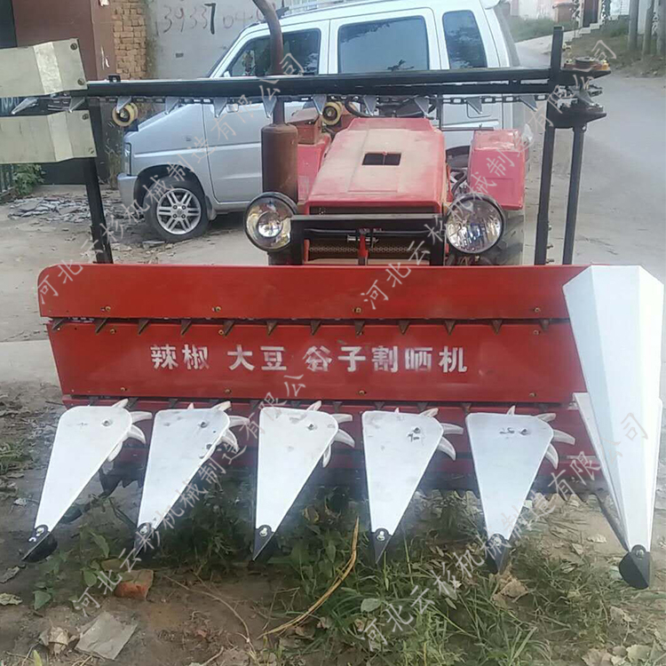 小麥玉米割曬機(jī)拖拉機(jī)帶辣椒收割機(jī)