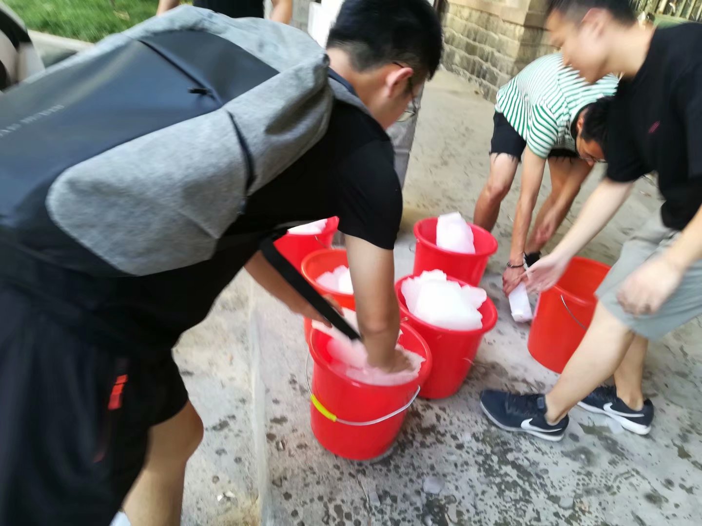 重慶批發(fā)工業(yè)降溫冰塊價(jià)格，優(yōu)質(zhì)制冰廠