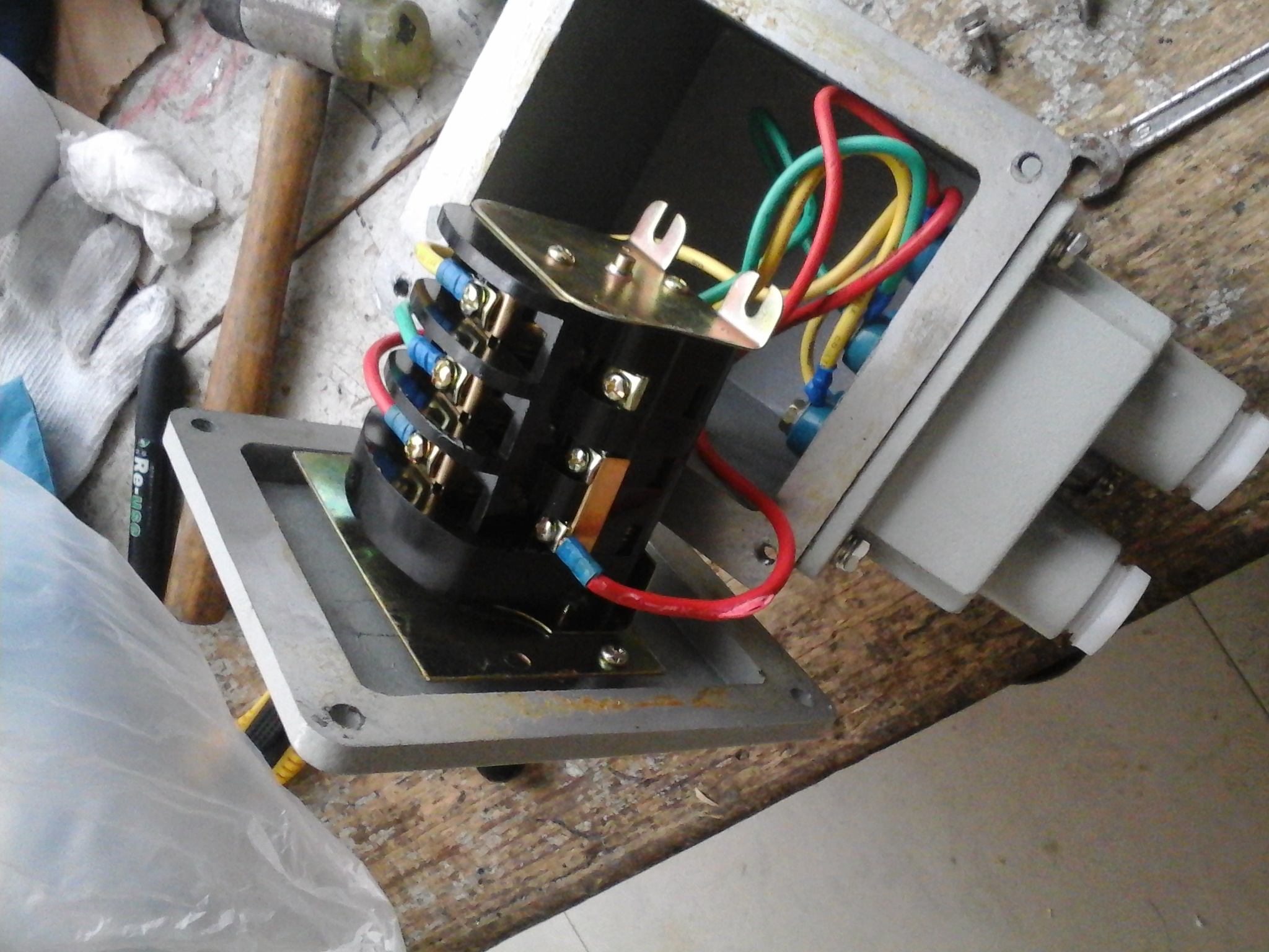 河池防爆倒順開關(guān)