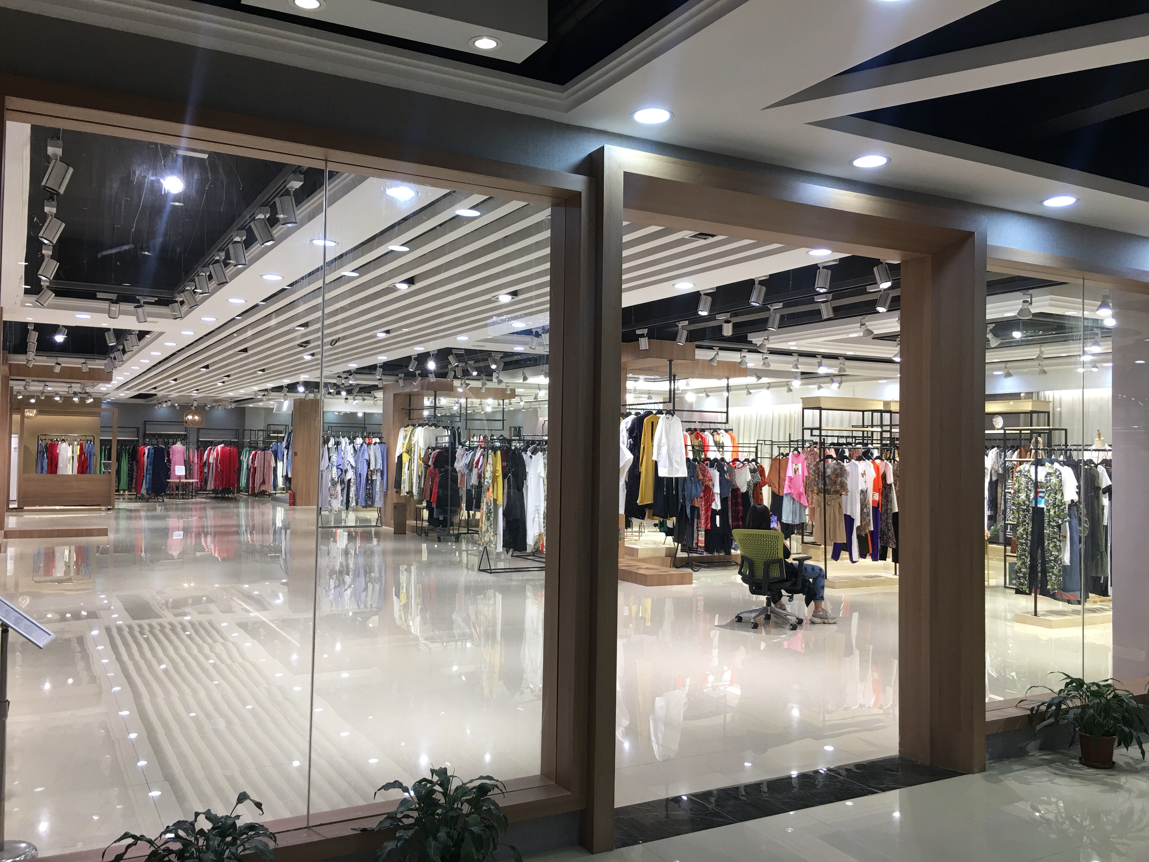 供應(yīng)優(yōu)娜女裝品牌尾貨 優(yōu)娜女裝