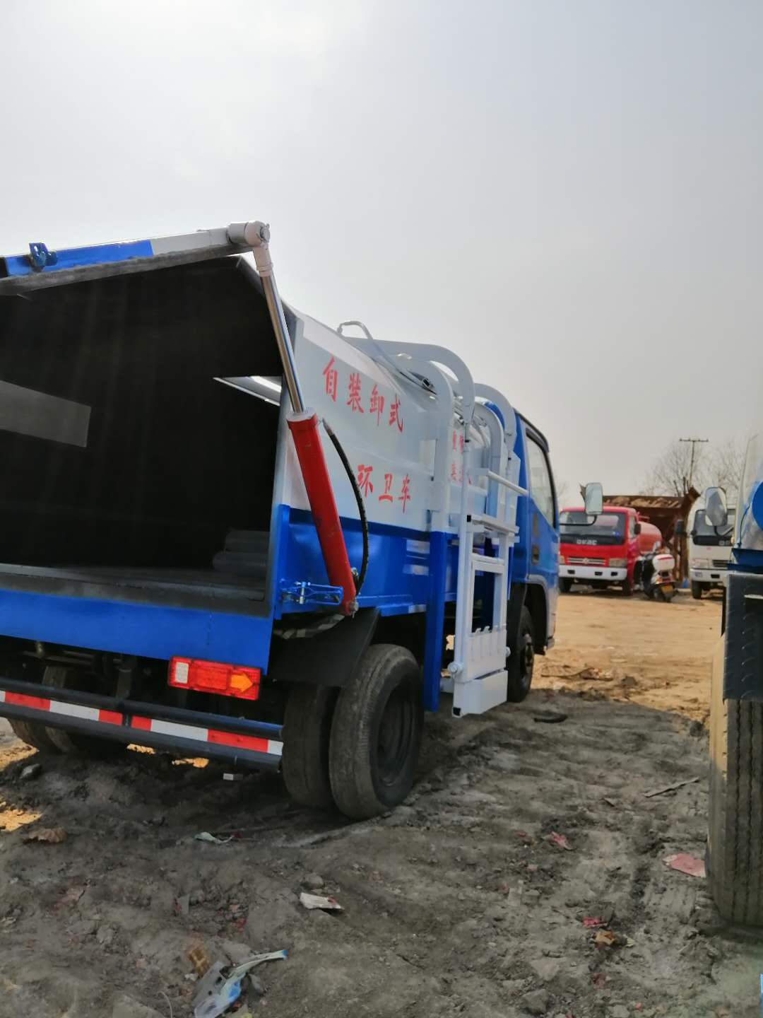 自裝卸式環(huán)衛(wèi)垃圾車