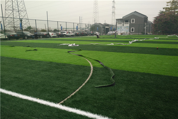 專業(yè)人造草足球場(chǎng)施工建設(shè)價(jià)格費(fèi)用