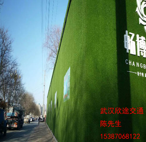 文明施工多做一點(diǎn)，讓施工圍擋工地外墻都披上綠色草皮吧 人工仿真草皮圍擋