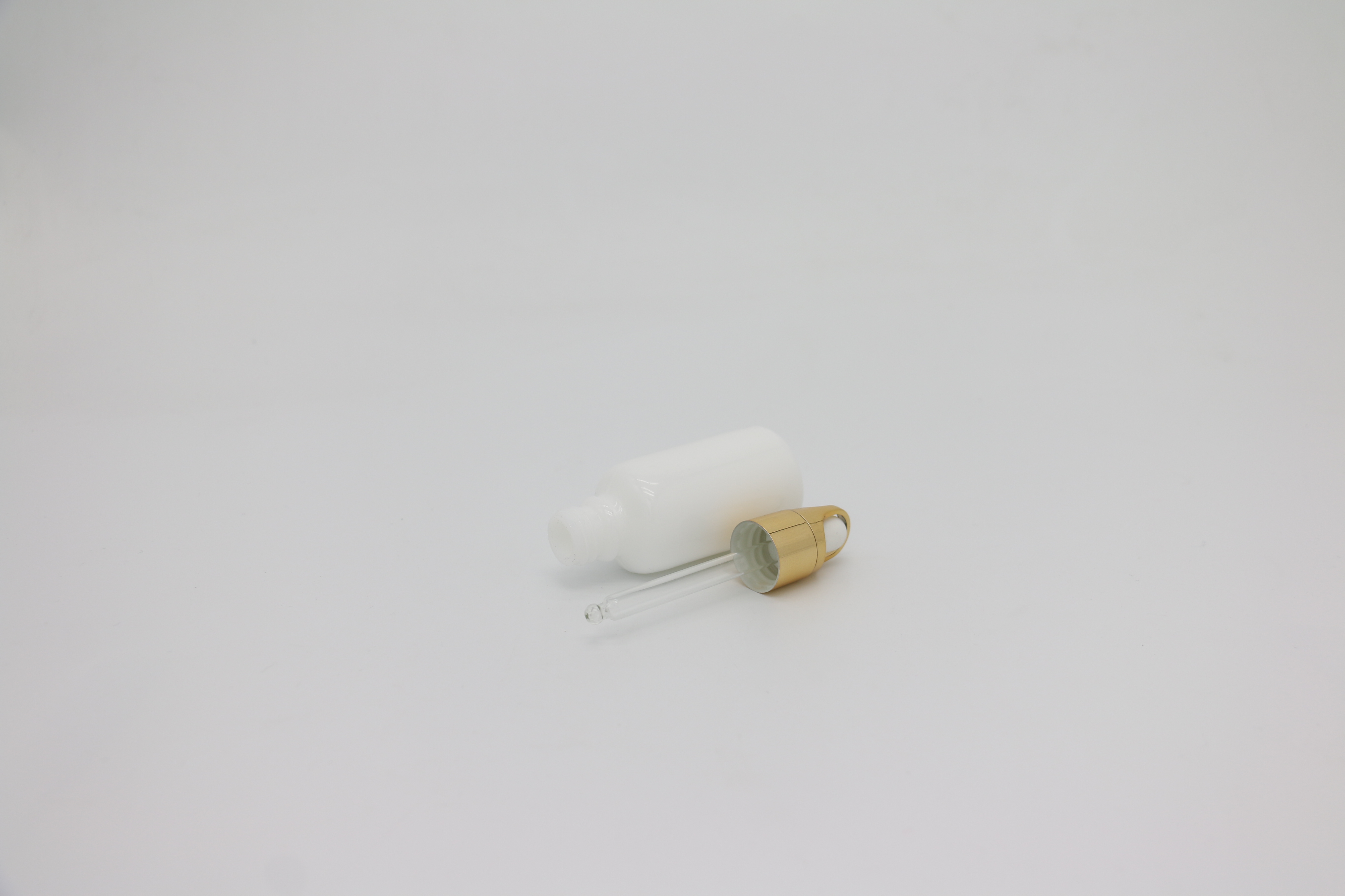 福華日化 白瓷精油瓶現(xiàn)貨出售 多少錢 批發(fā) 定制