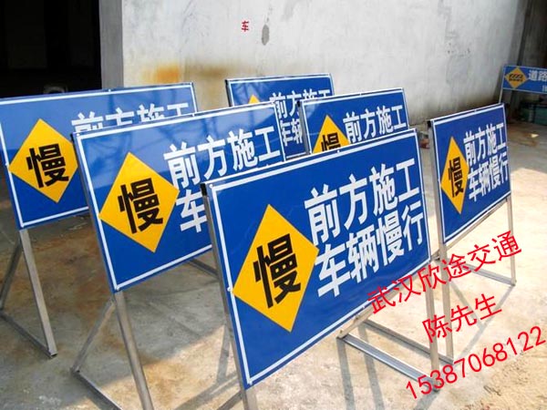 市政道路維護修補一般用多放置道路施工警告牌