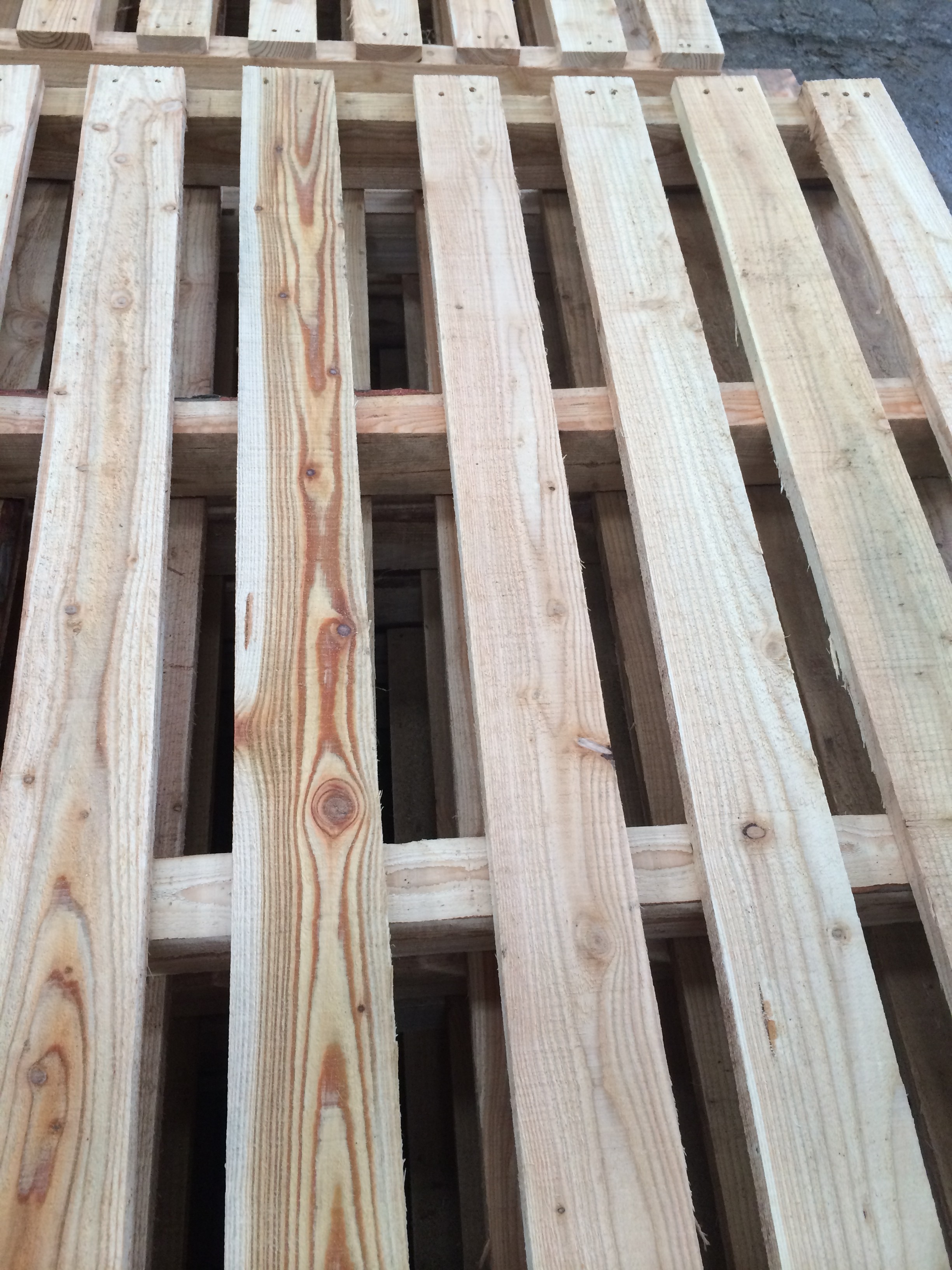 大型木托盤廠,菏澤優(yōu)質(zhì)松木托盤,魯創(chuàng)復(fù)合出口托盤加工廠商,菏澤硬雜木托盤結(jié)實(shí)