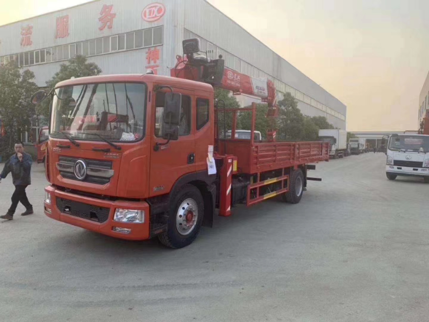 大量供應(yīng) 新款藍(lán)牌隨車吊