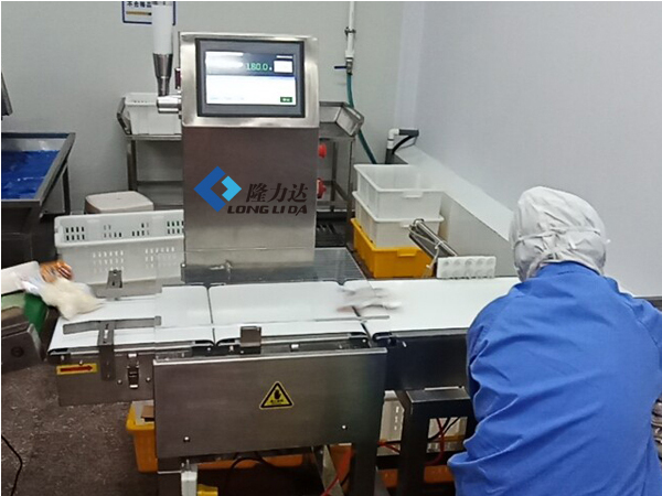 在線自動(dòng)檢重秤 稱重選別機(jī) 自動(dòng)稱重機(jī) 青島隆力達(dá)