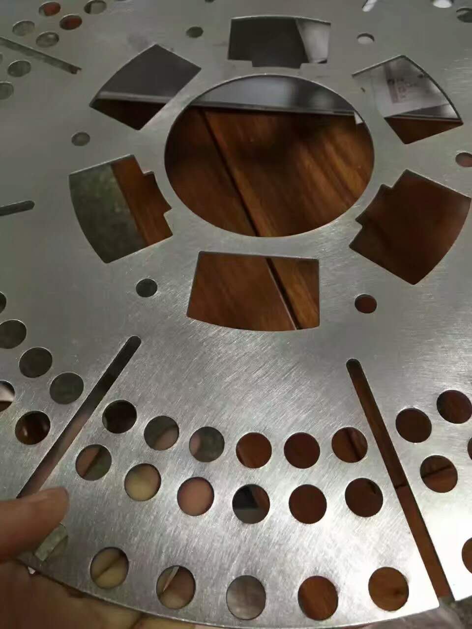 砂帶去毛刺機 ：去除在同一平面上的大毛刺。如：等離子·氧切割·焊接·沖壓·包括沖壓變形的不平整面磨平切削 。