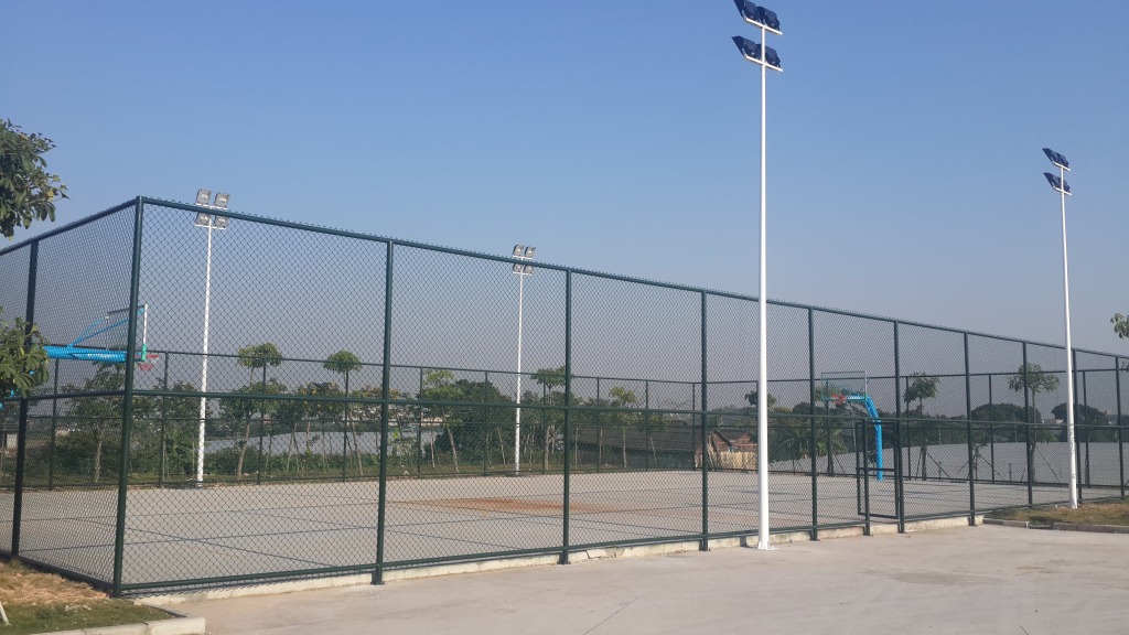 專業(yè)生產(chǎn)學(xué)校籃球場鍍鋅勾花護(hù)欄網(wǎng)-球場圍網(wǎng)安裝與設(shè)計(jì)