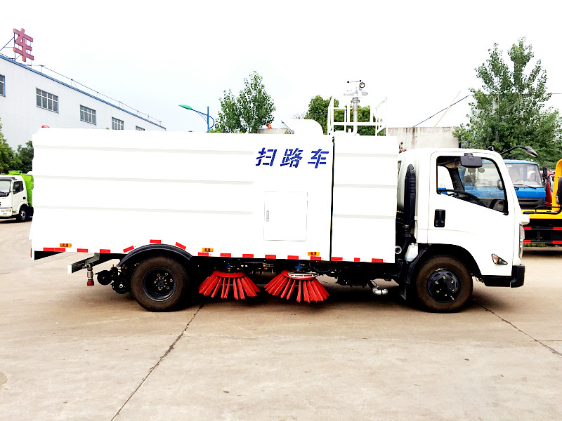 江蘇江鈴中型掃路車廠家直銷，江鈴中型掃路車銷售電話，江鈴中型掃路車生產(chǎn)廠家
