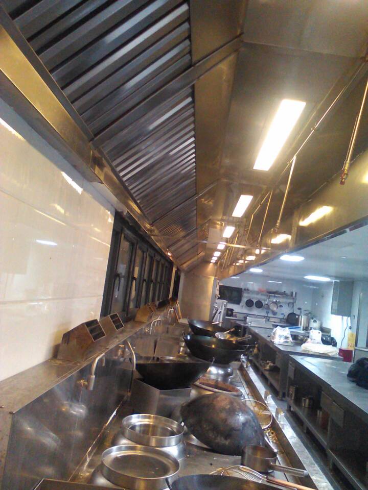 平頂山油煙機(jī)管道清洗、專業(yè)清洗飯店油煙機(jī)管道、油煙凈化器風(fēng)機(jī)