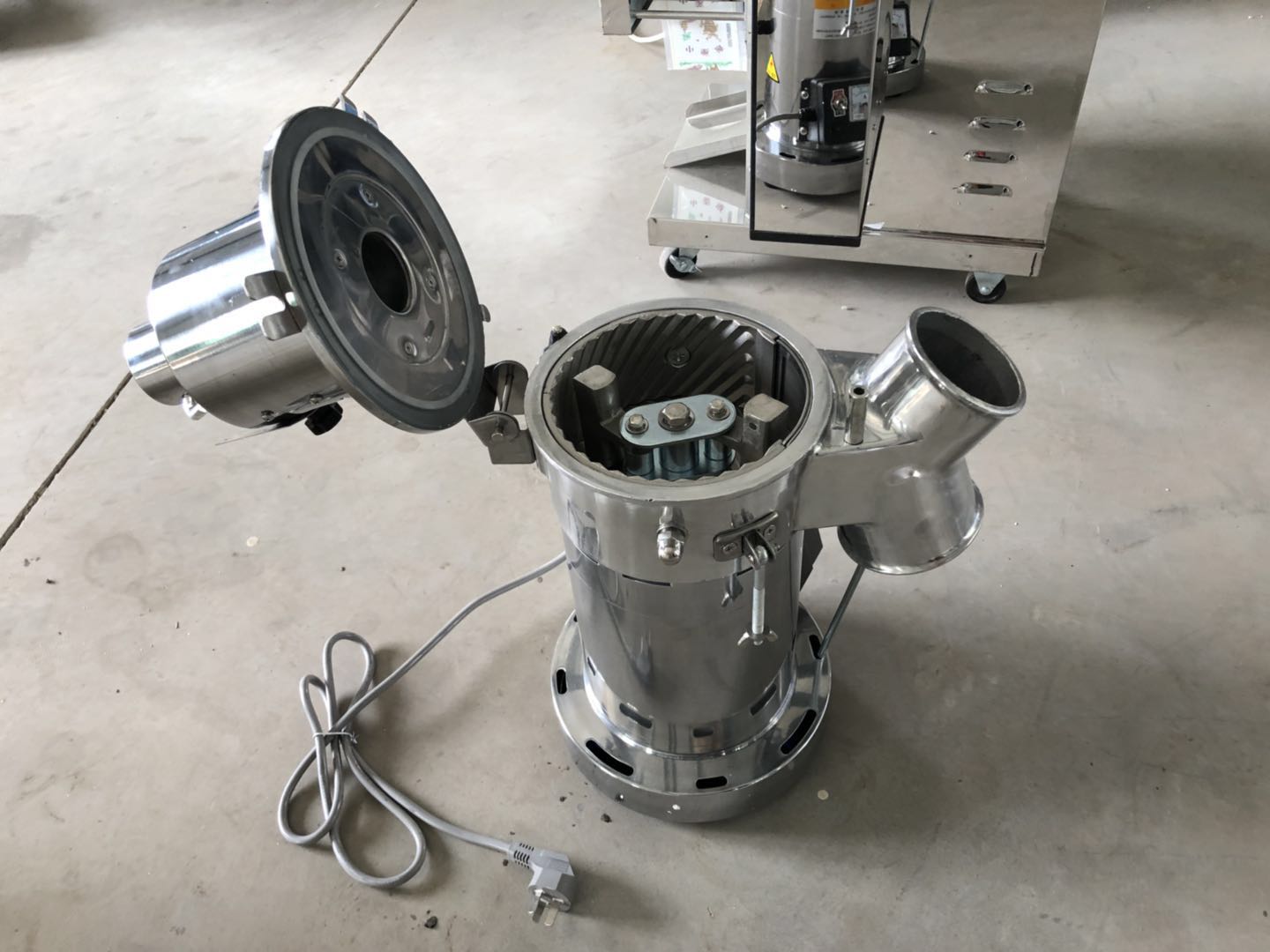 小型流水式中藥粉碎機(jī)   廠家直銷中藥粉碎機(jī)   小型*粉碎機(jī)