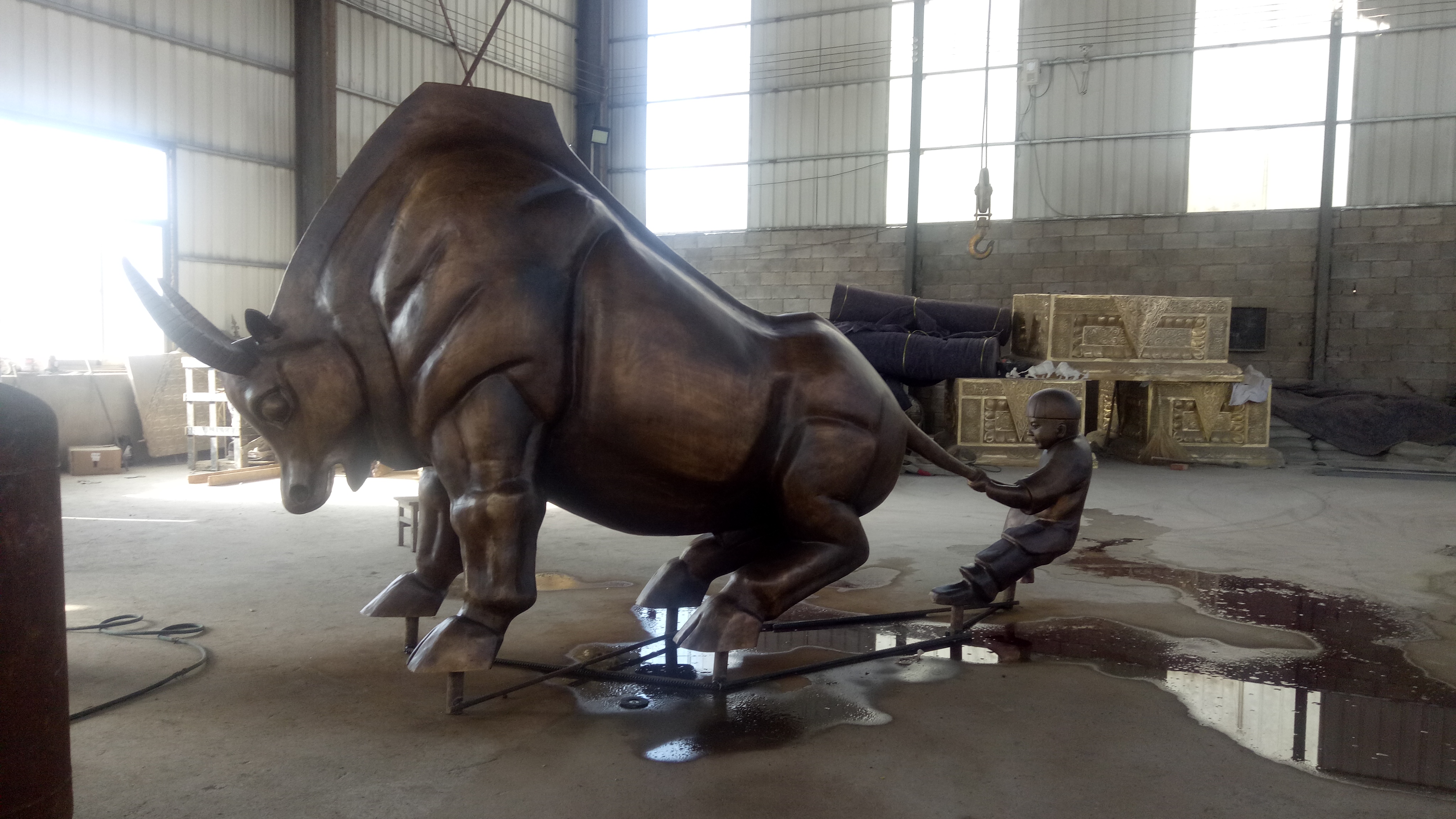 廠家*牛氣沖天登山牛銅雕工藝品擺件 旺市金牛銅雕塑