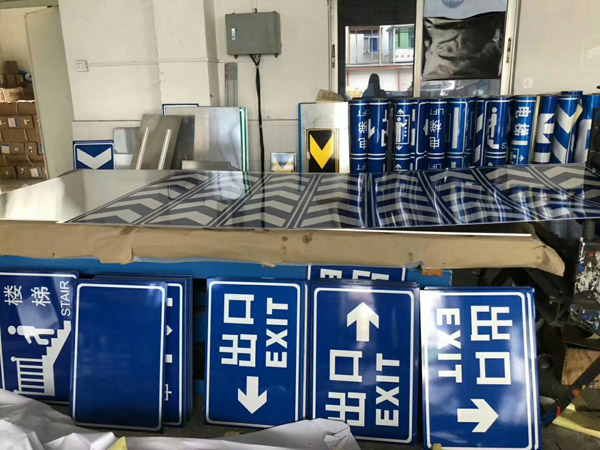 停車場P字牌底板常規(guī)都是用鋁板的嗎