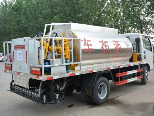 東風(fēng)多利卡4方國(guó)五瀝青灑布車生產(chǎn)廠家，*，全國(guó)聯(lián)保