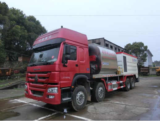 重汽*后八智能同步碎石封層車，生產(chǎn)廠家，*，全國(guó)聯(lián)保