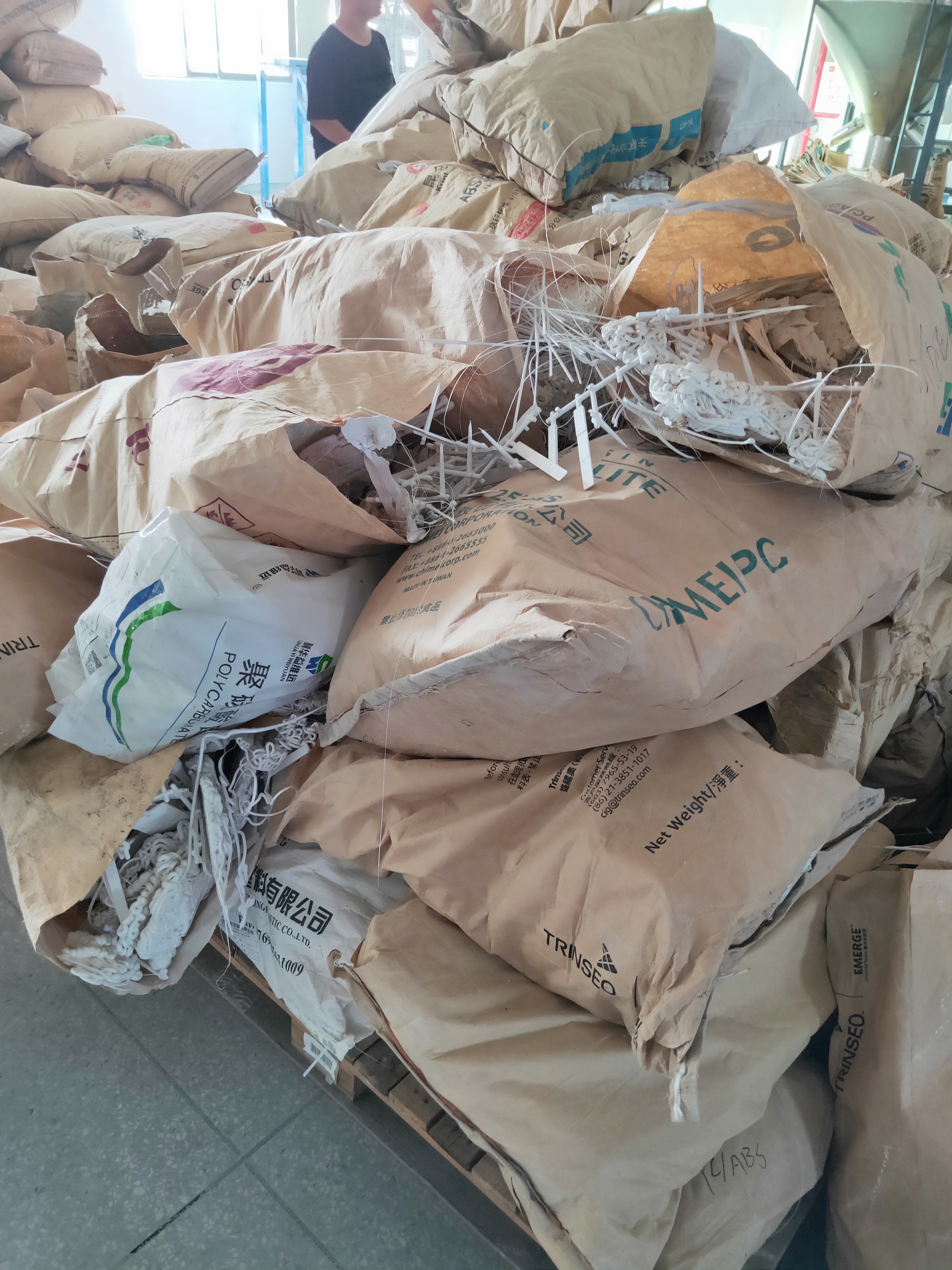 收購廢舊塑膠 專業(yè)*收購ABS、PC、PP、PVC、475、PU、PA、PS、PP、PET、PCB廢舊塑料制品