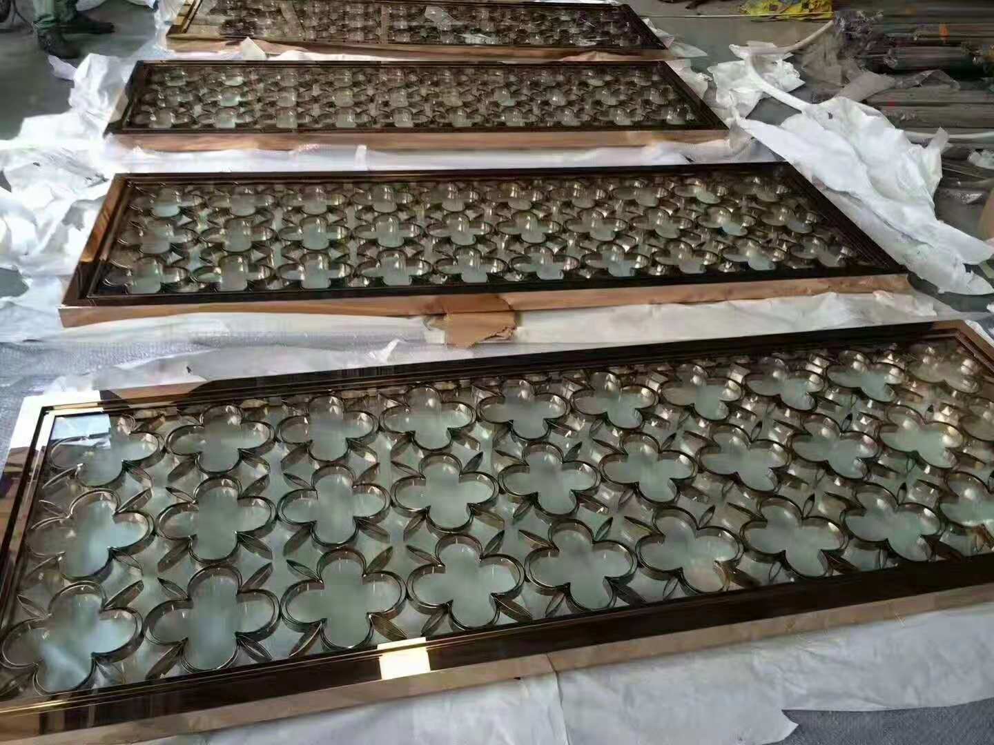供應(yīng)2019年新款玫瑰金鋁板雕刻屏風(fēng)