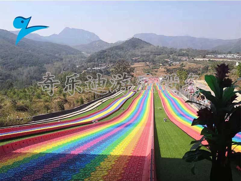 廠家直銷景區(qū)大型游樂設(shè)備網(wǎng)紅橋價格,旱地七彩滑雪彩虹滑道游樂