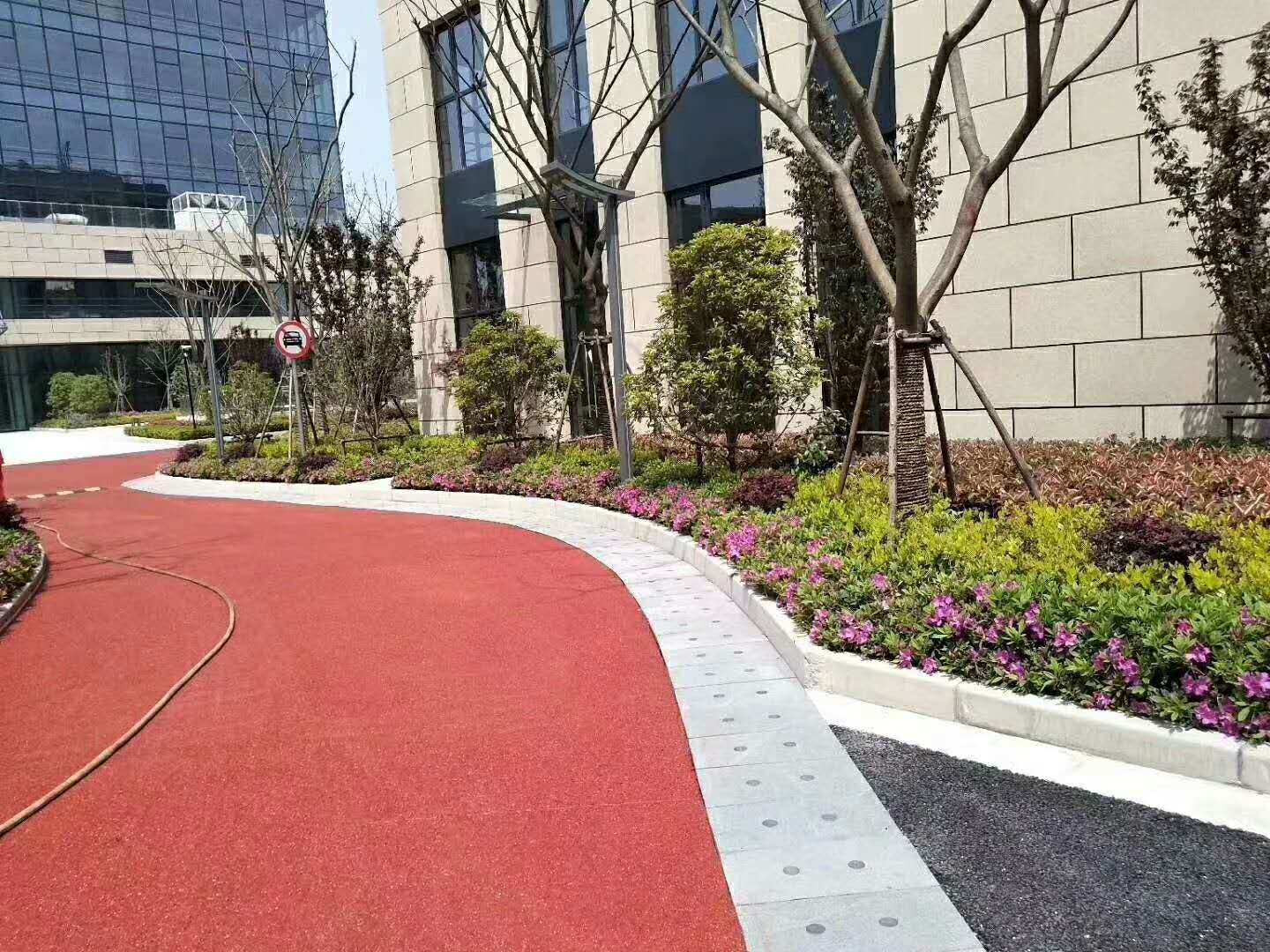 濟(jì)南市透水地坪新型鋪裝材料彩色透水混凝土施工步驟  透水混凝土地坪，藝術(shù)地坪 透水混凝土地坪，藝術(shù)壓模地坪