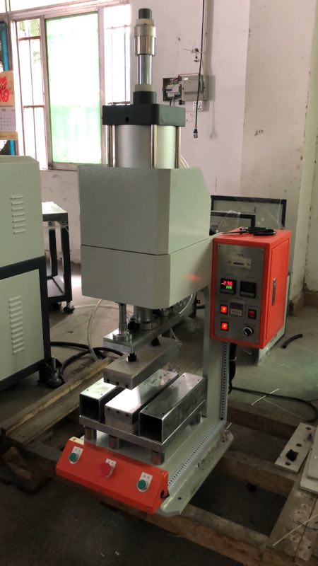 低噪音無污染四柱氣壓機(jī)