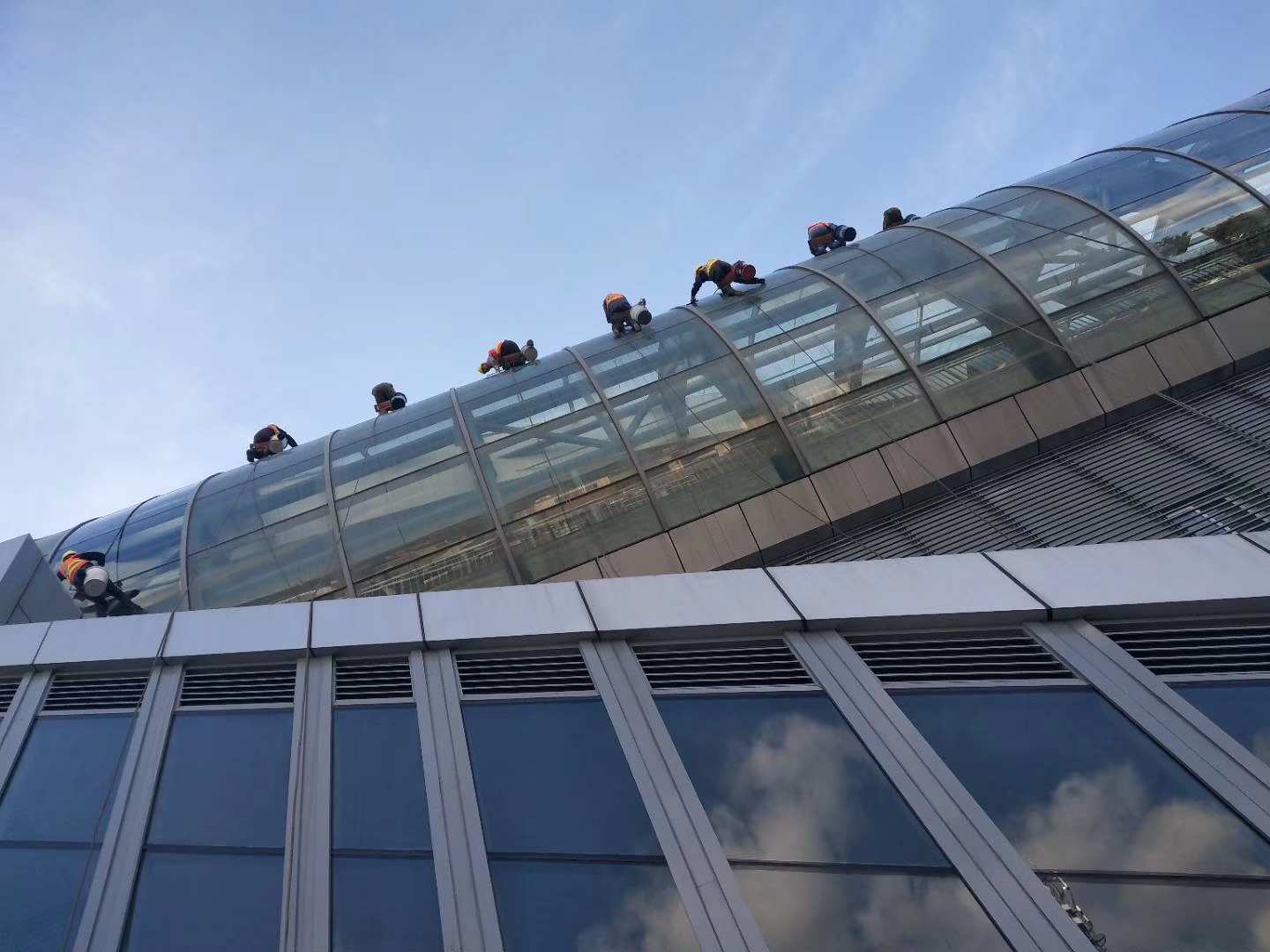 北京、高空作業(yè)、吊繩窗戶打膠、幕墻清洗、蜘蛛人刷涂料、外墻維修