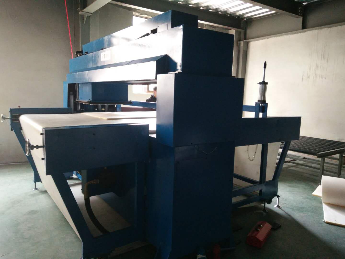 廣東深圳自動(dòng)裁斷機(jī)多少錢一臺(tái)/廠家直銷價(jià)格