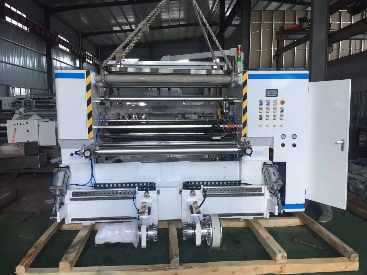 薄膜自動(dòng)分條機(jī)  自動(dòng)分條機(jī) 薄膜分條機(jī)