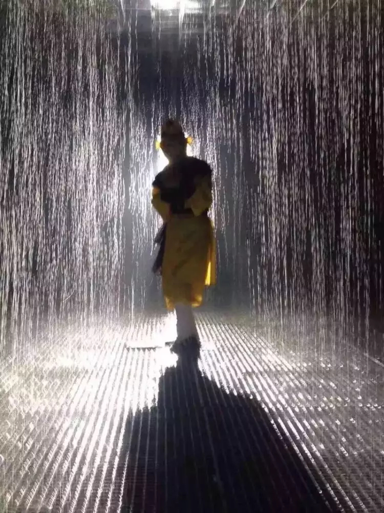 *的奇妙建筑顛倒屋出租、浪漫雨屋出租