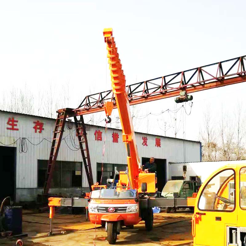 三輪車隨車吊廠家 北京三輪車吊車 密云建筑吊重三輪車自制吊車 吊樹移樹吊機(jī)