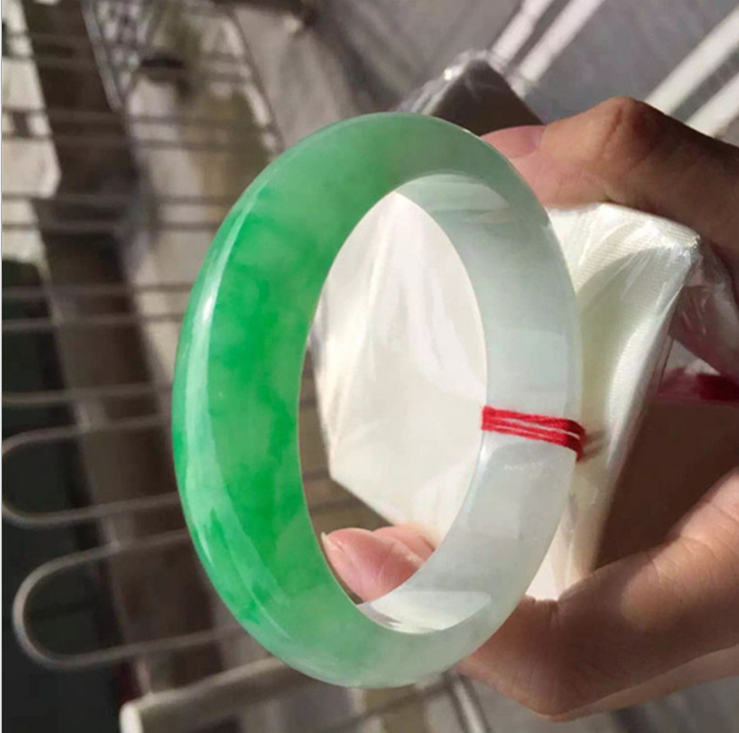 緬 甸白底青飄綠花冰種未鑲嵌翡翠手鐲正圈陽綠水潤玉手鐲子女