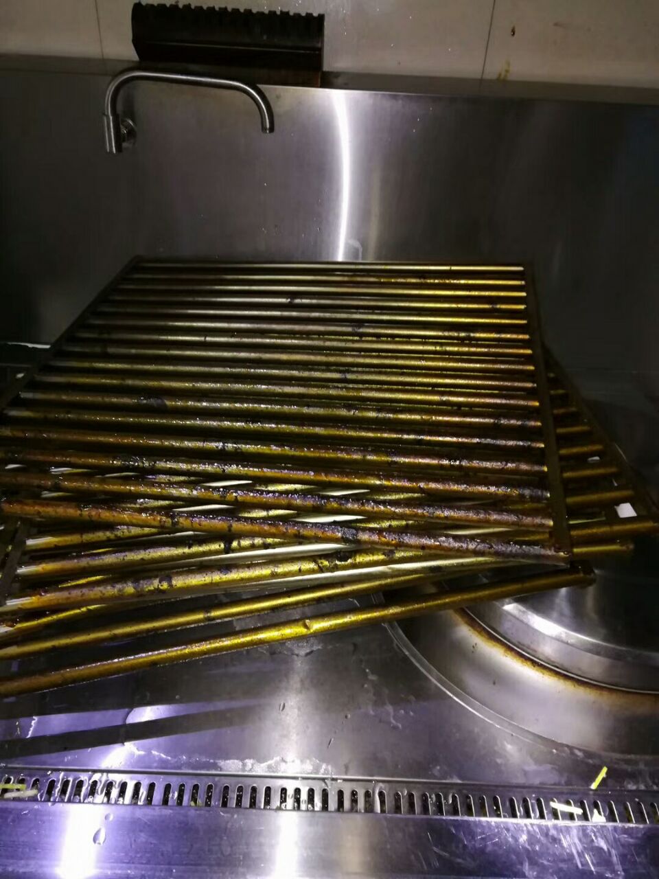 專業(yè)清洗油煙管道、清洗油煙凈化器、清洗飯店油煙罩灶臺、 鄭州專業(yè)清洗油煙管道