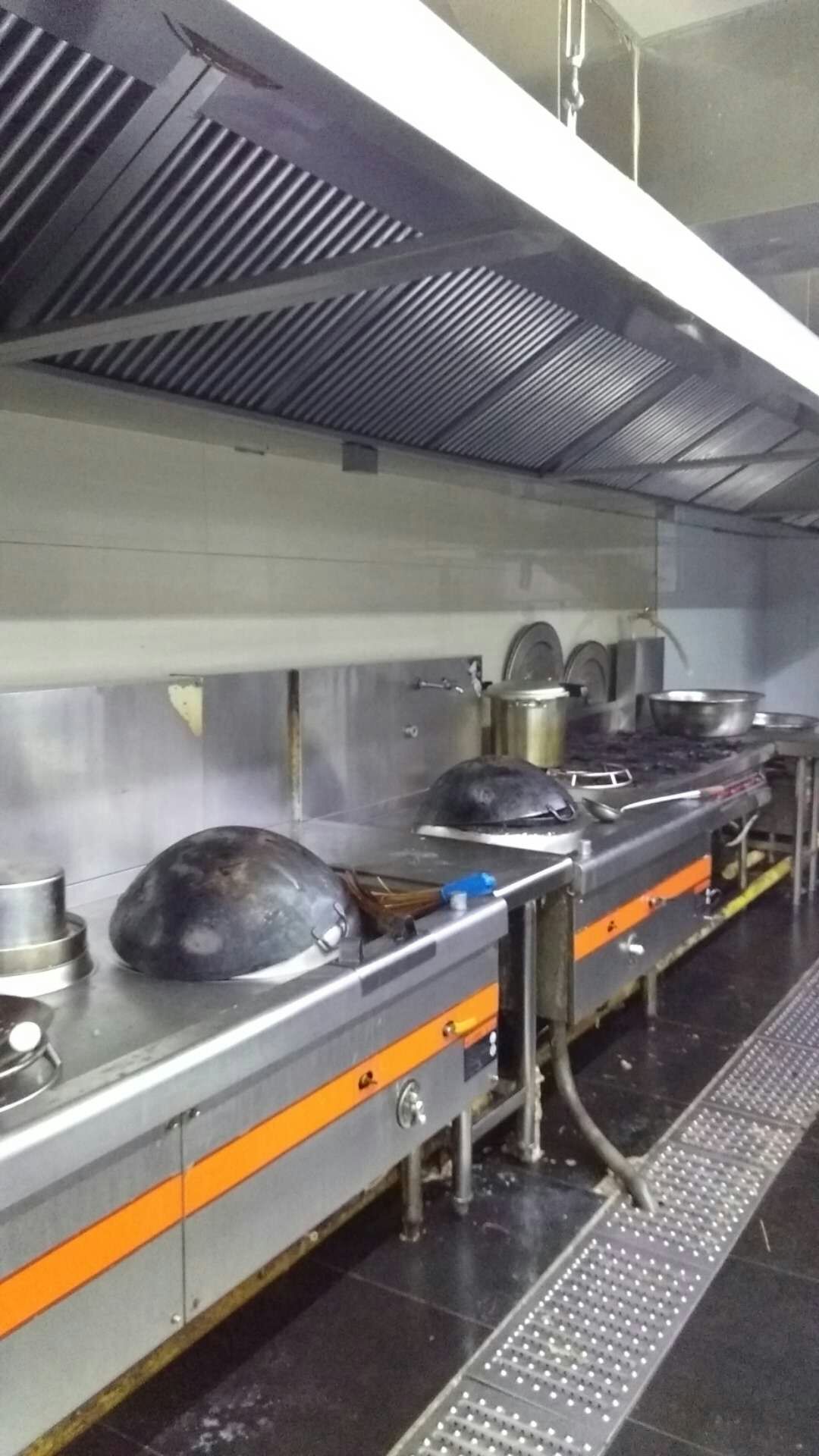 專業(yè)清洗餐飲行業(yè)油煙設(shè)備、油煙凈化器風機清洗、鄭州油煙機管道清洗