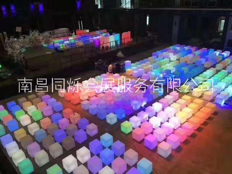 發(fā)光吧臺出租  發(fā)光凳出租  發(fā)光球出租