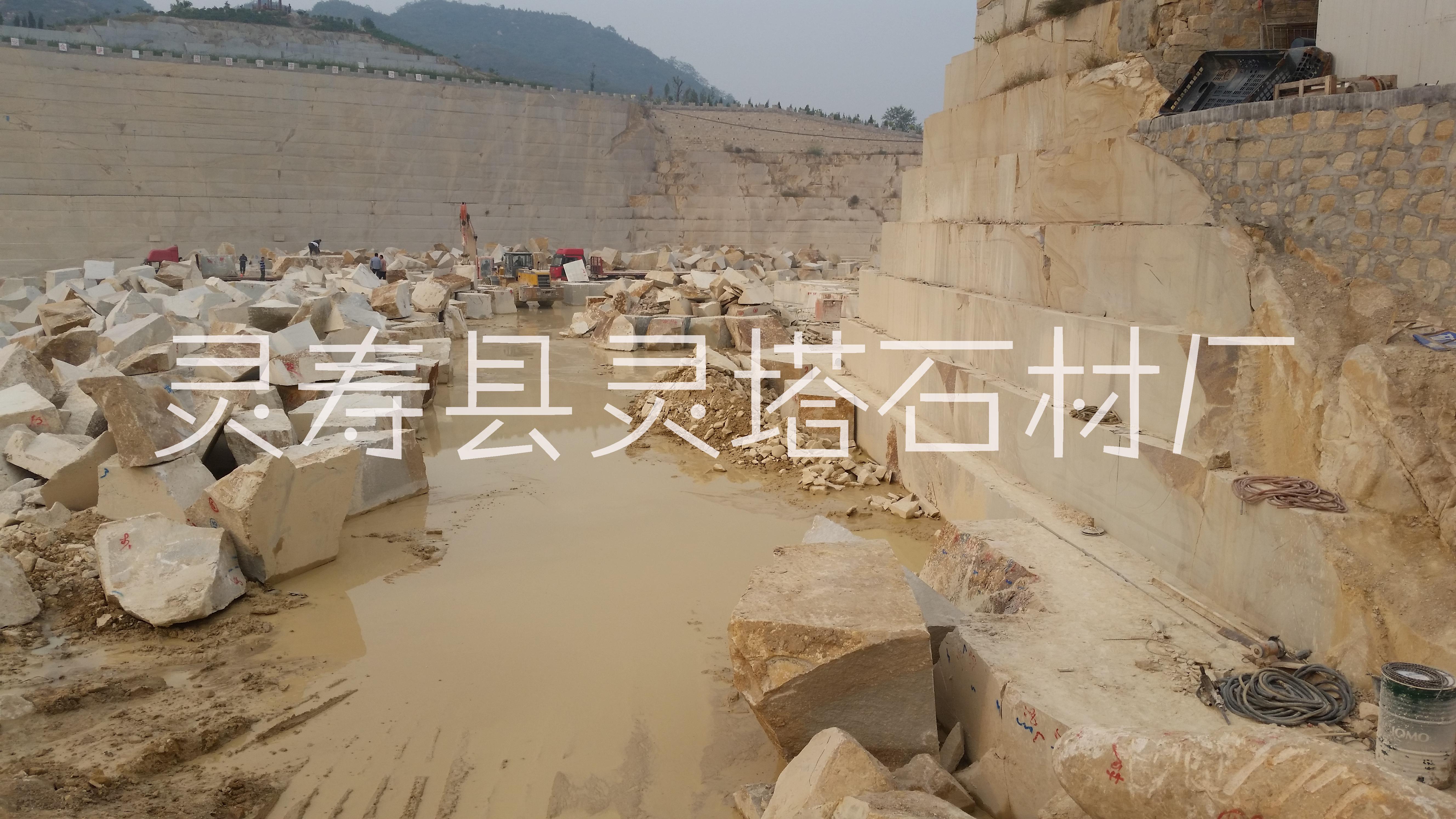 河北柏坡黃石材荔枝面  小米黃石材荔枝面 哪里生產(chǎn)柏坡黃石材