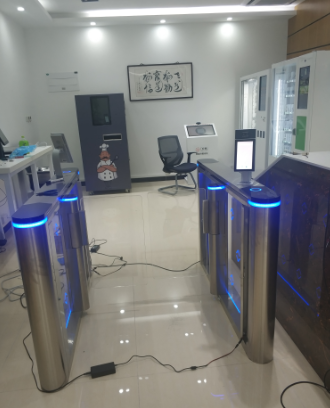 生物識別設(shè)備廠家7寸人臉識別閘機伴侶 7寸面部識別閘機伴侶 7寸人臉識別閘機伴侶