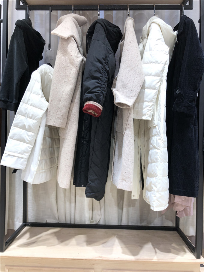 供應(yīng)Cocoyan品牌折扣尾貨女裝哪里有淘寶直播折扣貨源呀