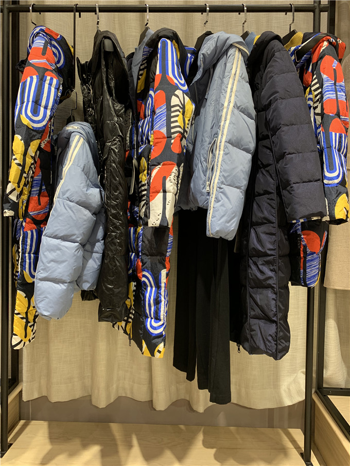 供應(yīng)紛漫品牌折扣店貨源廣州折扣女裝批發(fā)